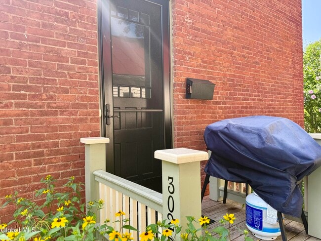 Building Photo - 302 Nelson Ave