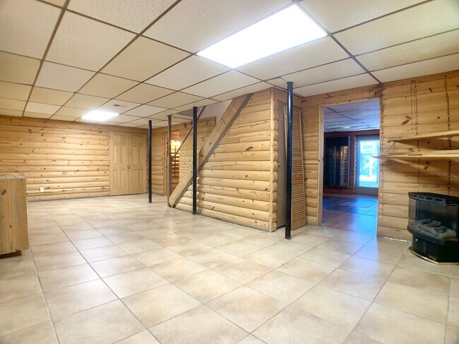 Building Photo - 3401 Oak Lawn Dr