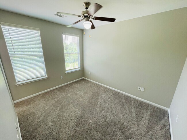 Building Photo - 4BD/4.5BA in ROWANDALE!