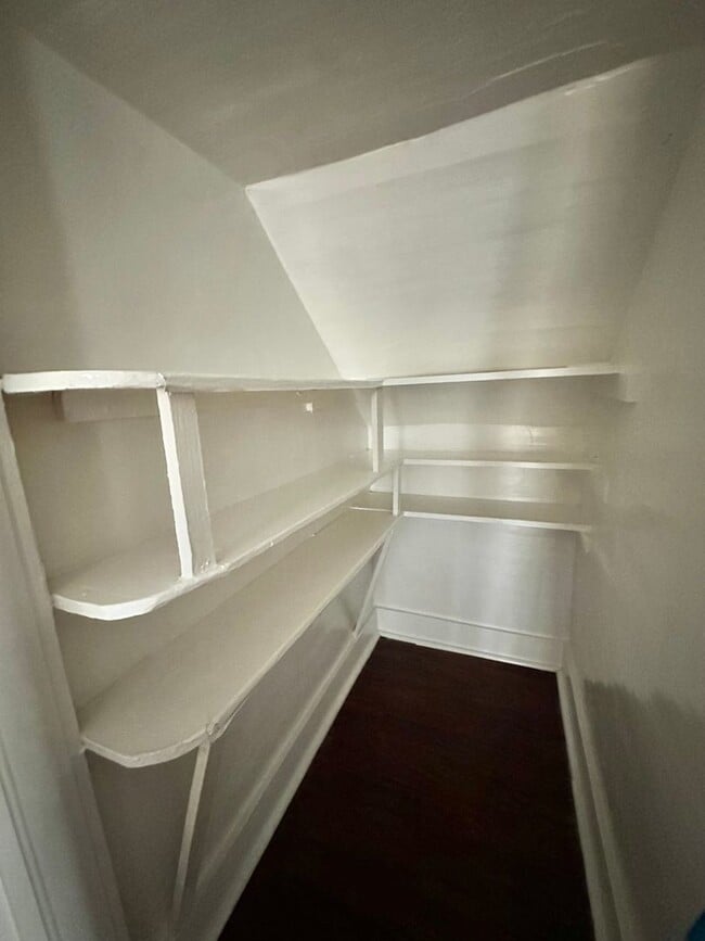 Building Photo - Duplex Townhouse with Huge Yard! Pet Friendly! Close to the Lake!