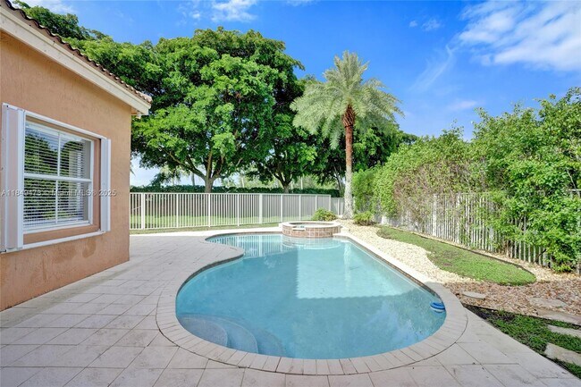 Building Photo - 1100 Chinaberry Dr