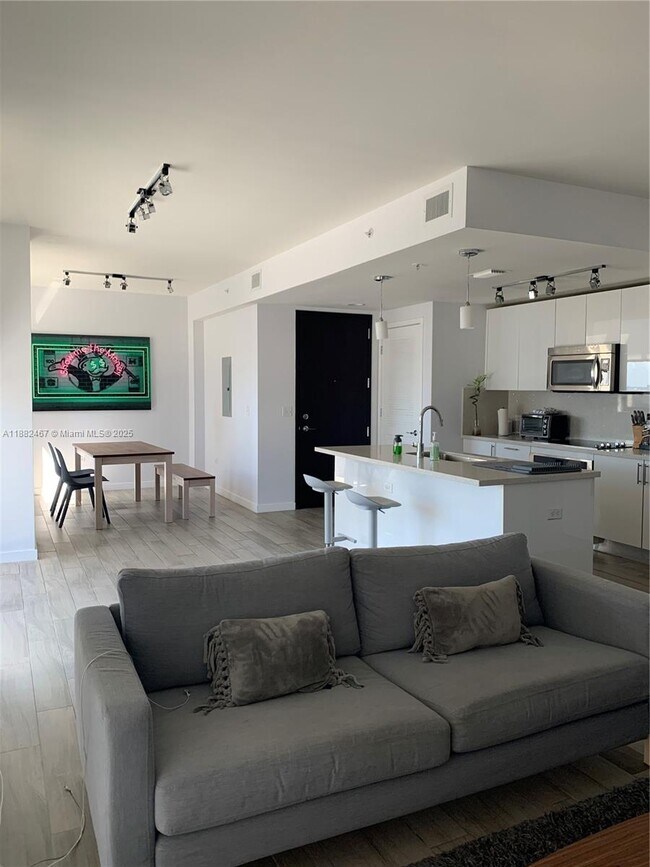 Building Photo - 999 SW 1st Ave