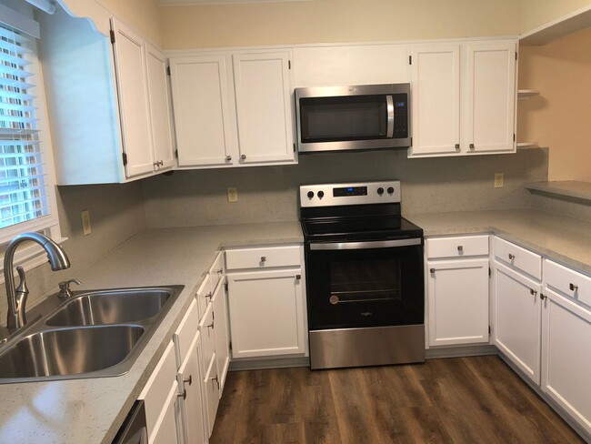 Building Photo - Fully Renovated 3BR w/ Appliances, Firepla...