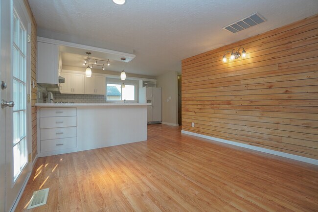 Building Photo - 5707 N Bogart Ln