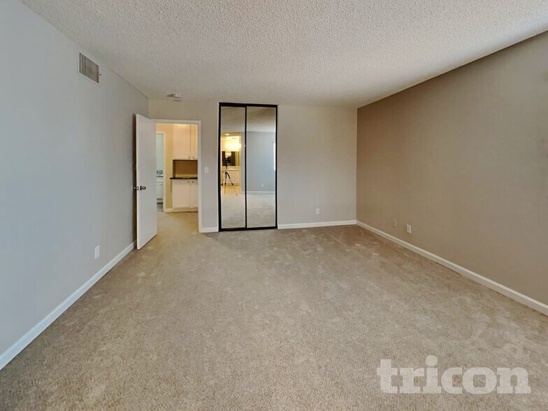 Building Photo - 3143 Regal Oak Dr