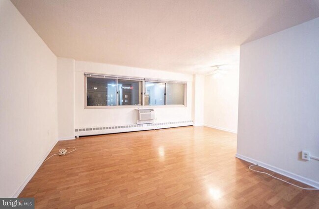 Building Photo - 2101-17 Chestnut St