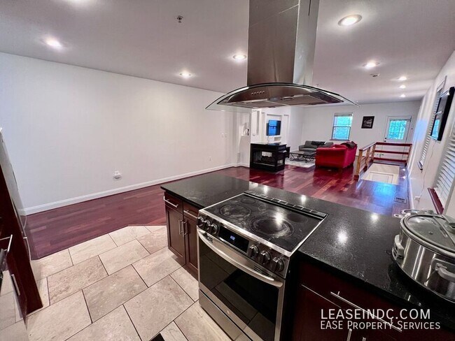 Building Photo - 3573 Warder St NW