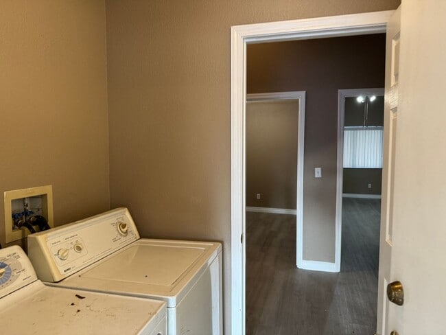 Building Photo - 2 Bedroom FAST MOVE IN!