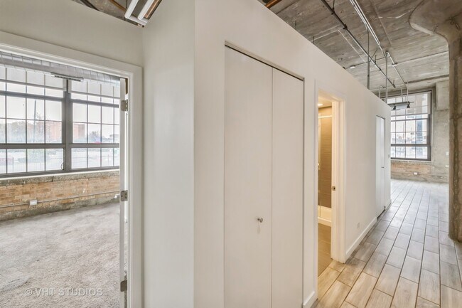 Building Photo - 3963 W Belmont Ave