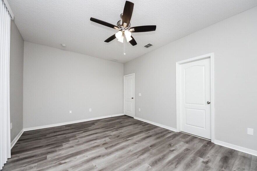 Building Photo - 2041 The Oaks Blvd