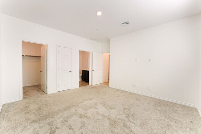 Building Photo - Bright Townhome in Gated Community!