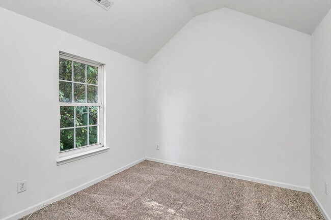 Building Photo - 1215 McAllister Dr