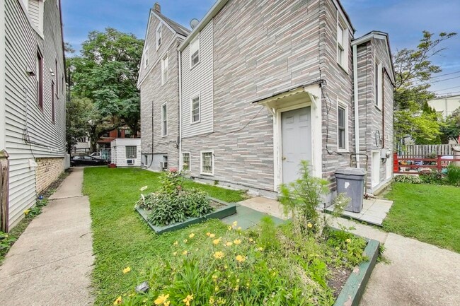 Building Photo - 2144 W Montrose Ave