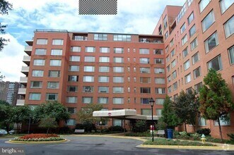 Building Photo - 1111 Arlington Blvd