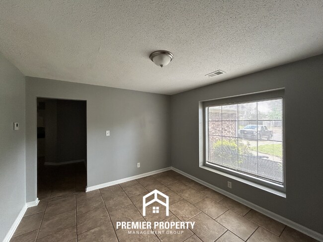 Building Photo - Massive 5BR/3BA Estate in 38125 | 2,700+ SQ FT, Vaulted Ceilings & Tile Floors