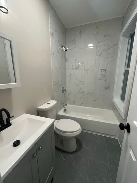 Building Photo - 190 N Park St