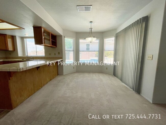 Building Photo - SPACIOUS 4 BED, 2.5 BATH, 2 STORY HOME LOC...