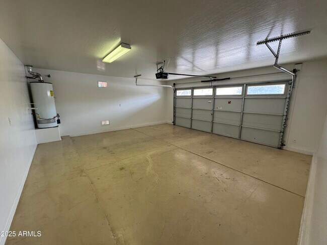 Building Photo - 3323 E Roadrunner Dr