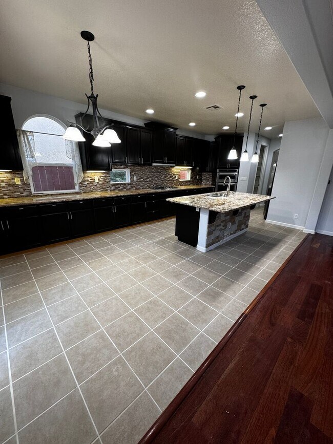 Building Photo - Spacious 4 bedroom near shopping and schools!