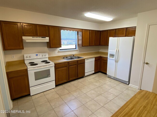 Building Photo - 12924 Tree Way Ln