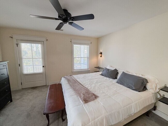 Building Photo - 1051 Phillips Park Dr