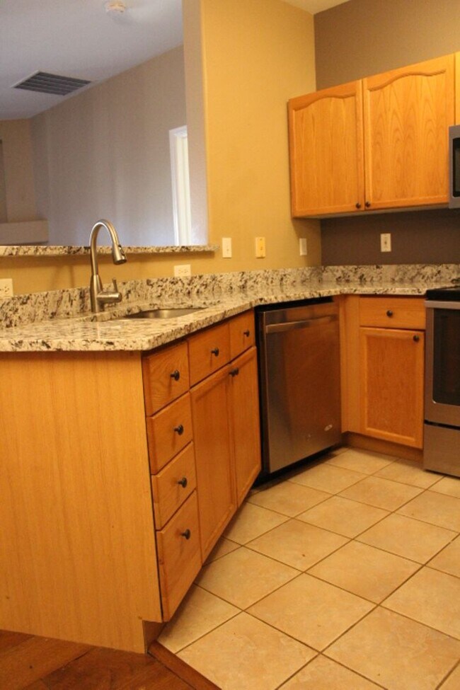 Building Photo - Littleton 2 br/2 ba Condo in Mountain Gate III!
