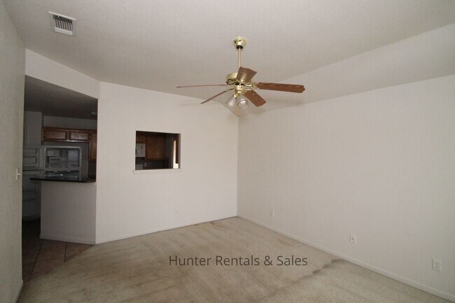 Building Photo - Low Traffic Circle!