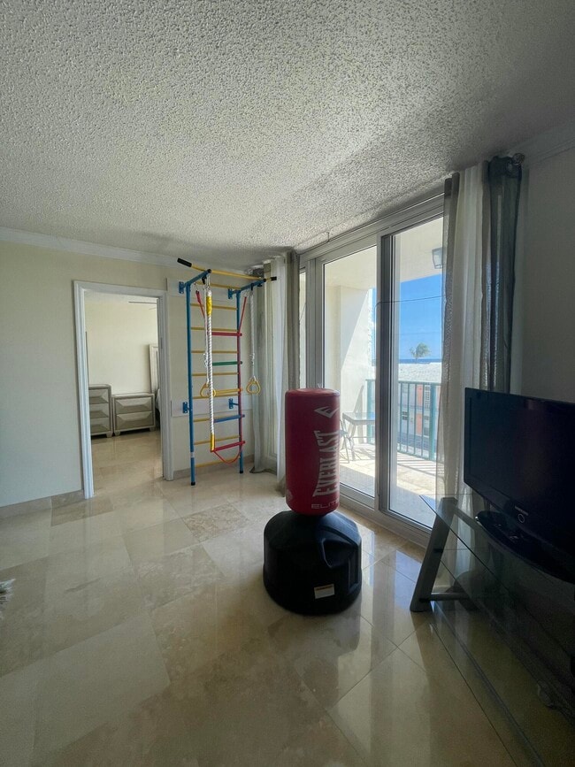 Building Photo - 1237 Hillsboro Mile