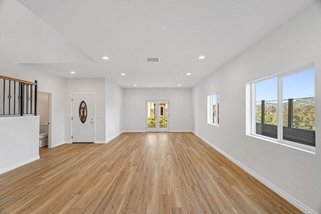 Building Photo - 5 Bedroom house with view