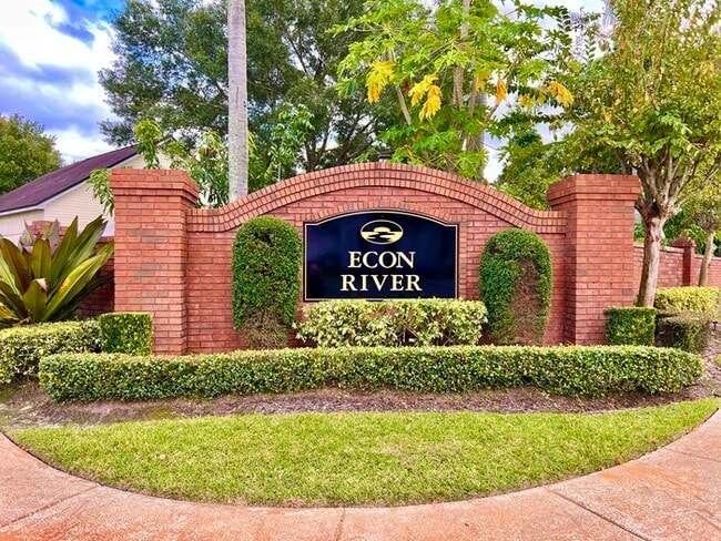 Building Photo - Beautifully Updated 4 bed 2 bath 2 car gar...