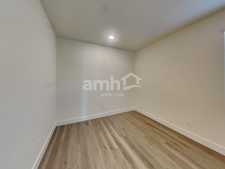 Building Photo - 862 English Primrose St