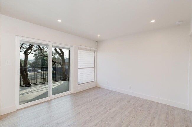 Building Photo - 1214 Barton Hills Dr