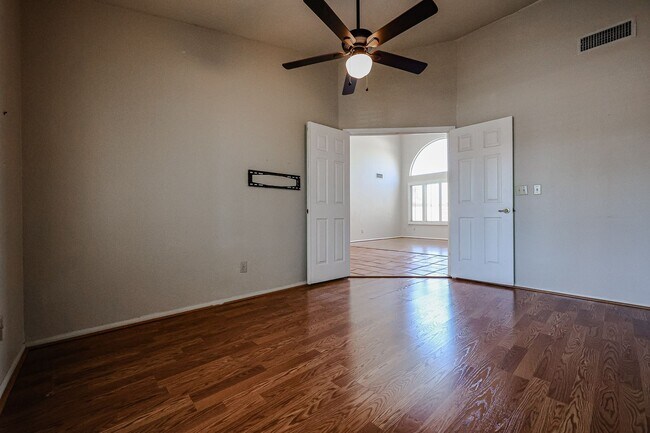 Building Photo - Welcome to this stunning 4 bedroom, 2 bath...