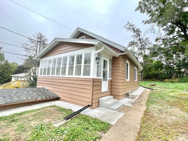 Building Photo - South Omaha Bungalow