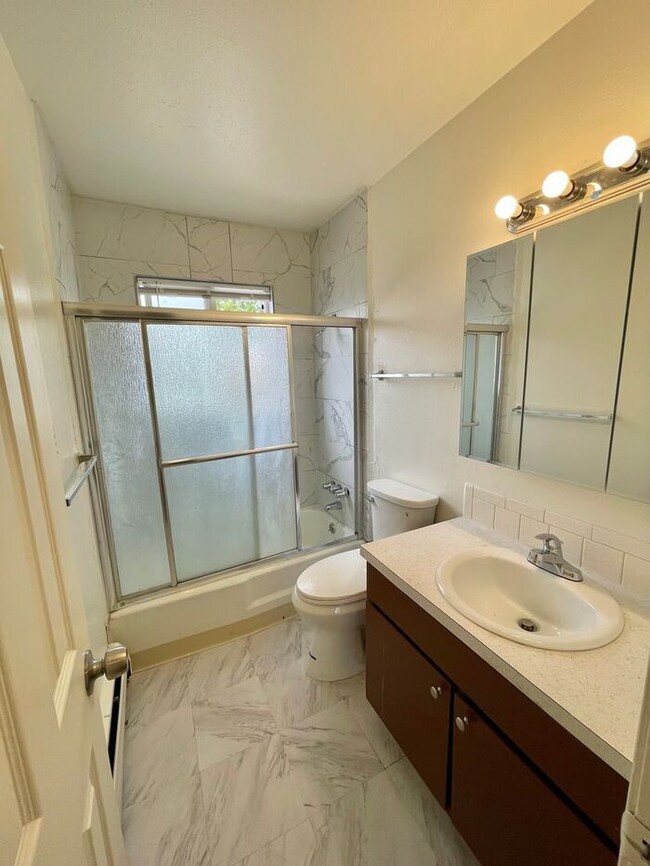 Building Photo - Beautiful 2 Bedroom Town Home!