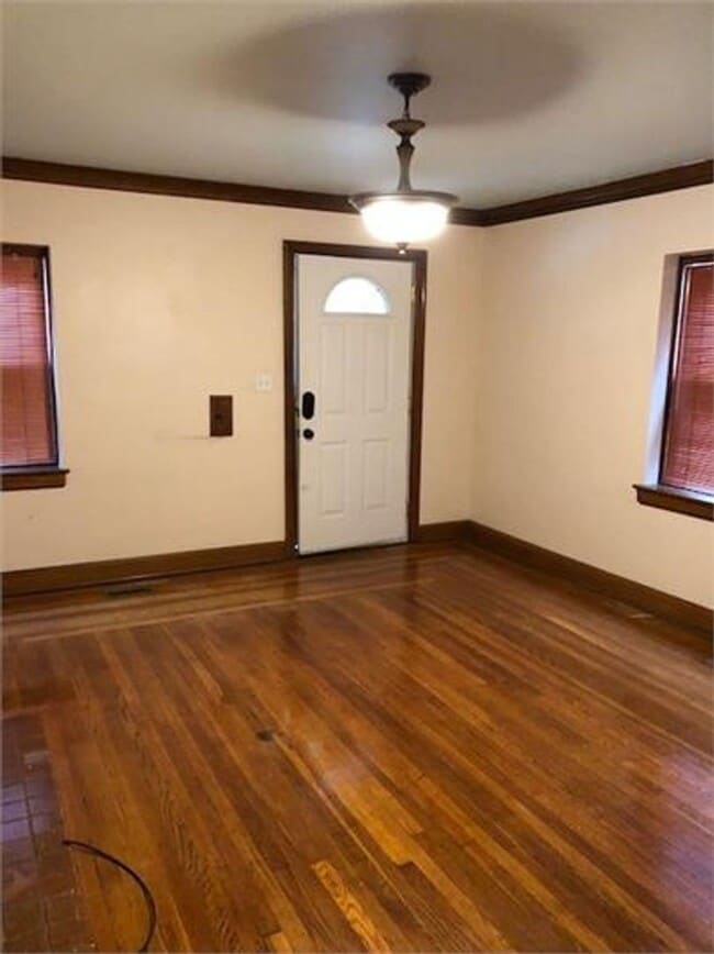 Building Photo - Charming Two Bedroom Close to Kanawha Boul...