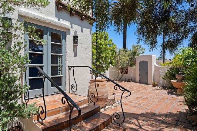 Building Photo - Kensington Exceptional Location 4Bed 3.5 Bath Private Gated Spanish Estate like property