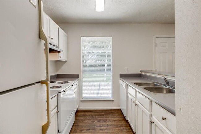 Building Photo - 2504 Ewell Dr