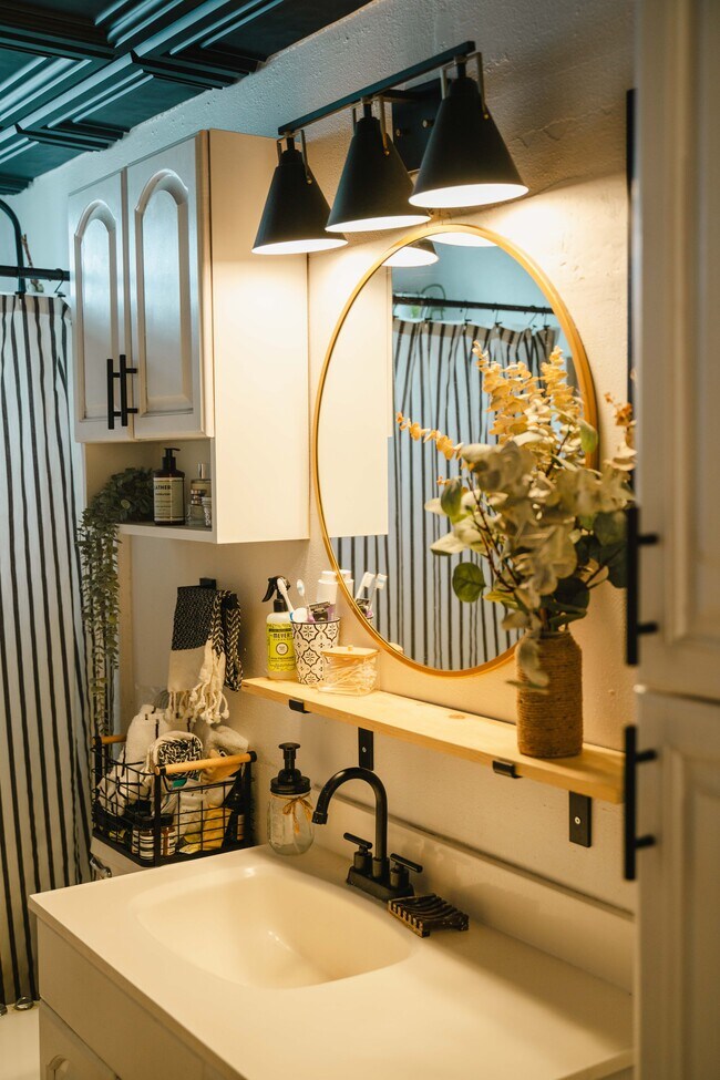 Building Photo - 1155 Ash St