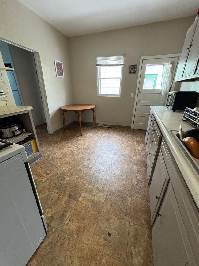 Building Photo - 4 Bedroom, 2 Bath House Near UWL and WWTC