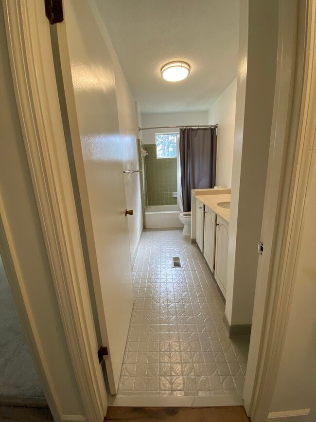 Upstairs full bathroom - 114 Woodglen Dr