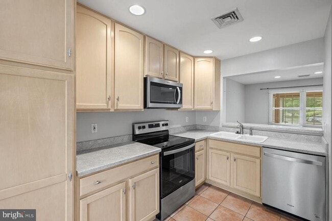 Building Photo - 262 Crescent Dr