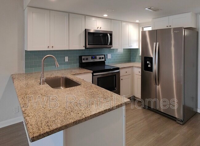 Building Photo - 1000 3rd St