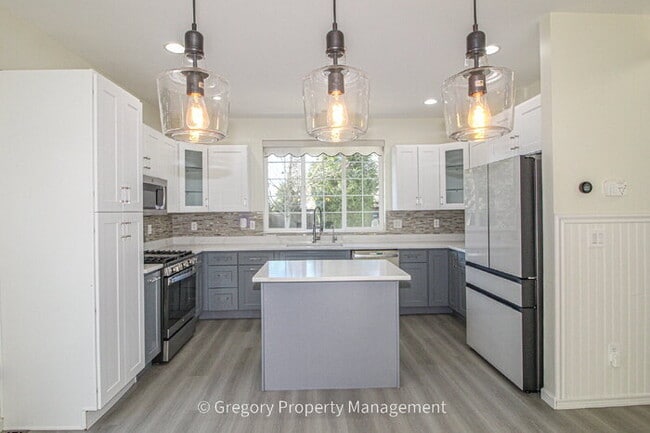 Building Photo - Beautiful and Modern Two-Story Home in Great Millcreek Location! 3 Bedrooms, 2.5 Bathrooms, Spaci...