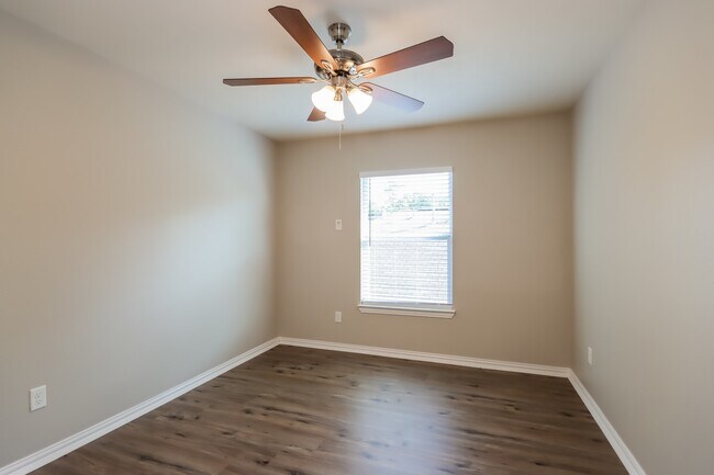 Building Photo - 28923 Hidden Lake W