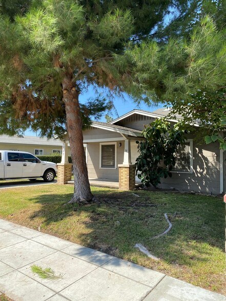 View of the front of the Triplex. - 831 N Zeyn St