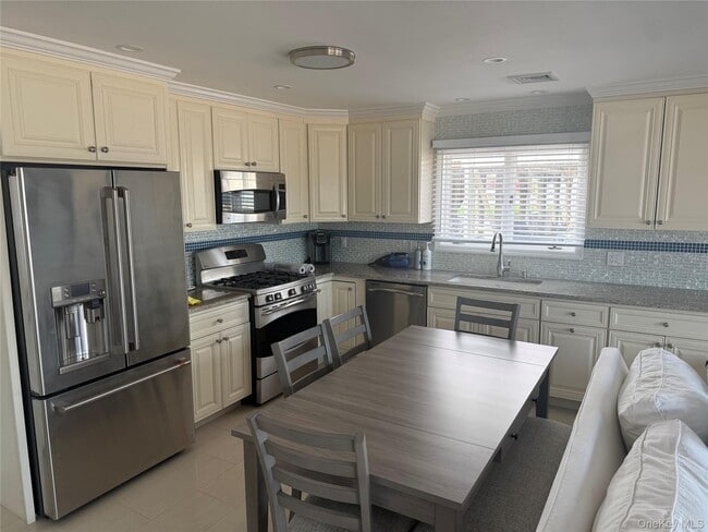 Building Photo - 25 Shinnecock Rd