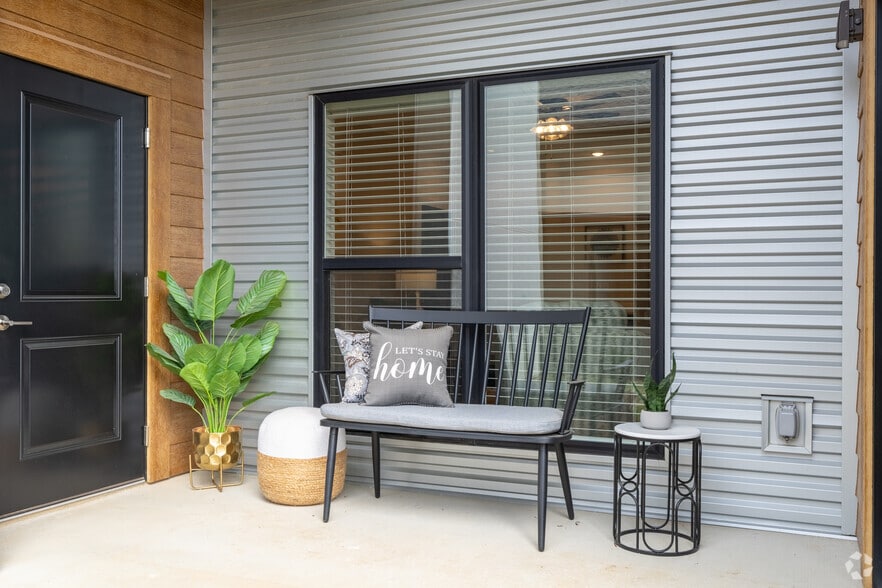 1BR, 1BA - 920SF - Patio - Artisan