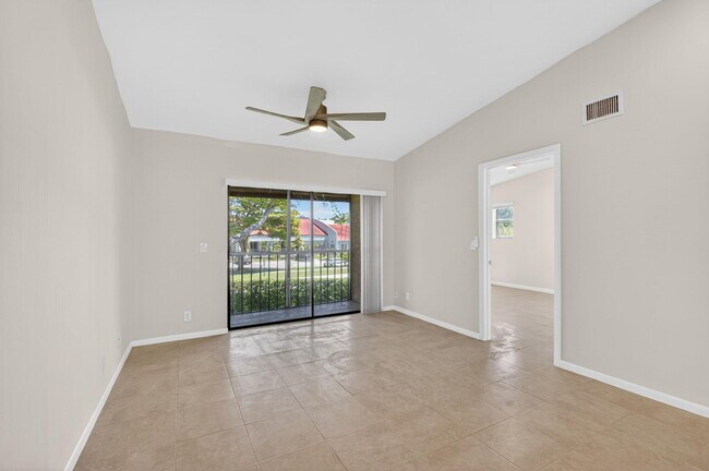 Building Photo - 6649 Somerset Dr