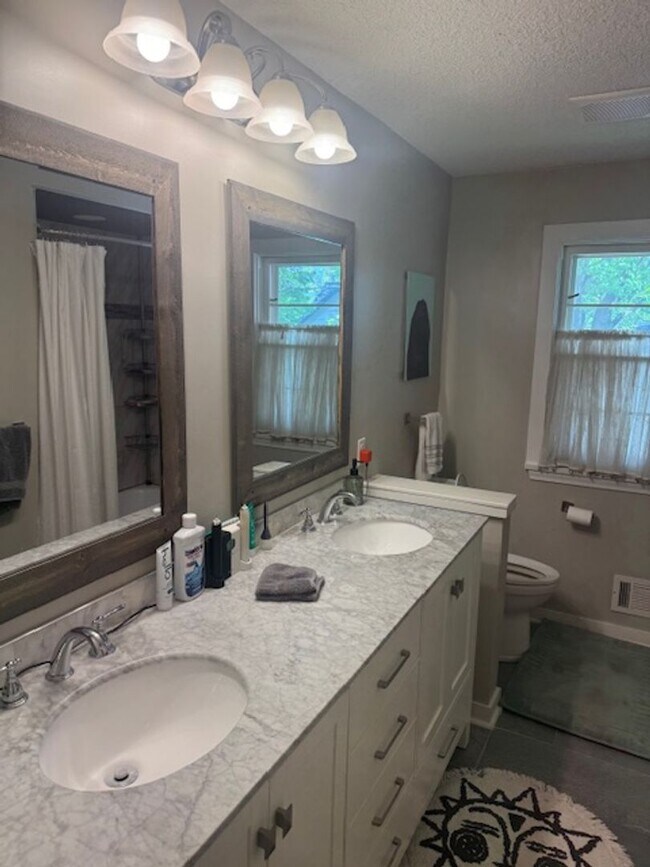 Building Photo - Updated 4 BR / 3 BA SFH w/ Hdwd Flrs, Sunny Porch, 2-car Garage in Robbinsdale!